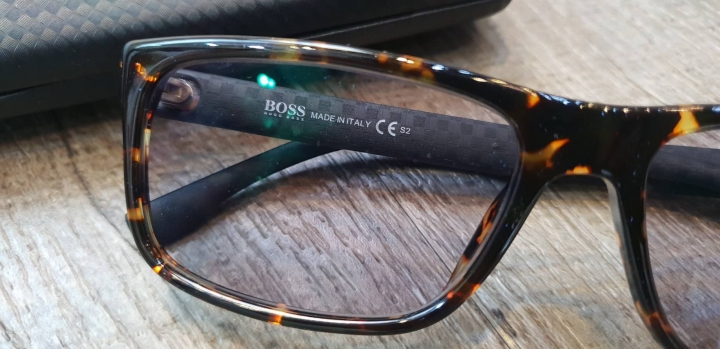 我的配鏡人生Part8~01首開箱 TOKAI LUTINA photochromic 葉黃素變色鏡片 + BOSS 0643 碳纖維x板材複合框
