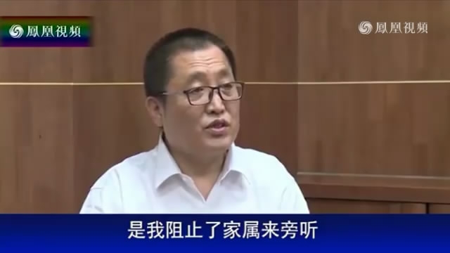 外國人與“家屬”天津二中院門口配合鬧事!前一秒還與外國人說笑,後一秒倒地供外媒拍照