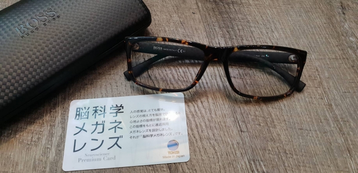 我的配鏡人生Part8~01首開箱 TOKAI LUTINA photochromic 葉黃素變色鏡片 + BOSS 0643 碳纖維x板材複合框
