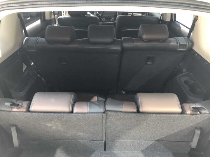 年前交車了,outlander 2WD七人座入手~(過年到哪都是人,只好在家上網)