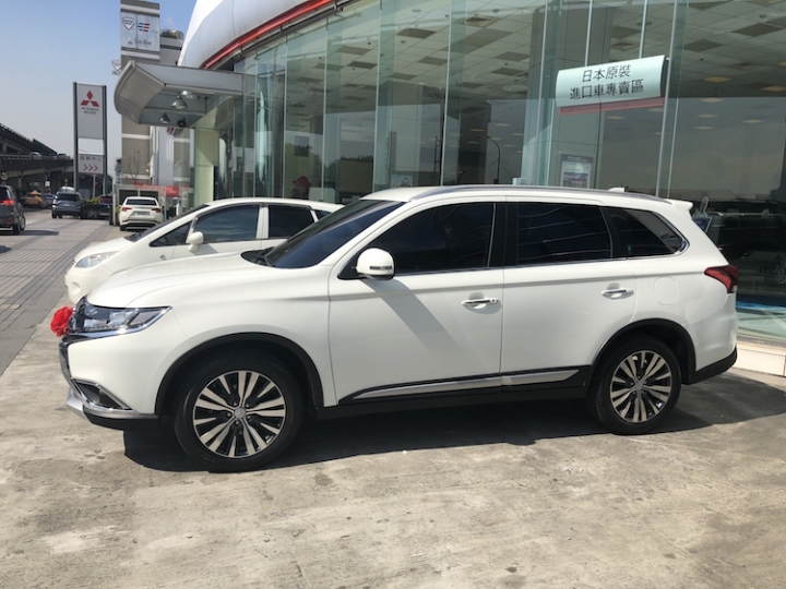 年前交車了,outlander 2WD七人座入手~(過年到哪都是人,只好在家上網)