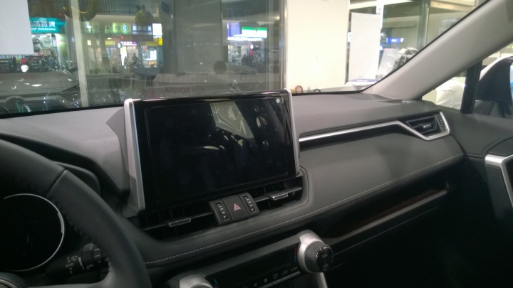今晚RAV4賞車,最大重點:業代說,沒有煞到停