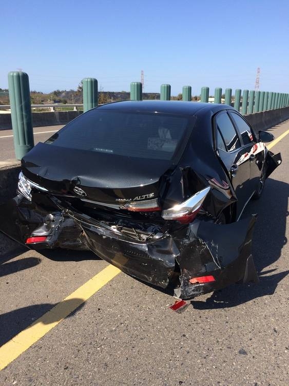 大過年的被撞...心痛(塞車停等被後方推撞前車)