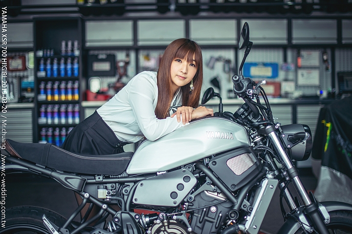 妹子跨上 YAMAHA XSR 700 !!絲襪都外露。近距離賞車