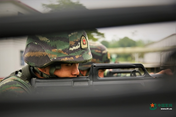 槍都不會拿!台軍宣傳照持槍細節引發島內狂吐槽:我孩子拿水槍也是這樣拿