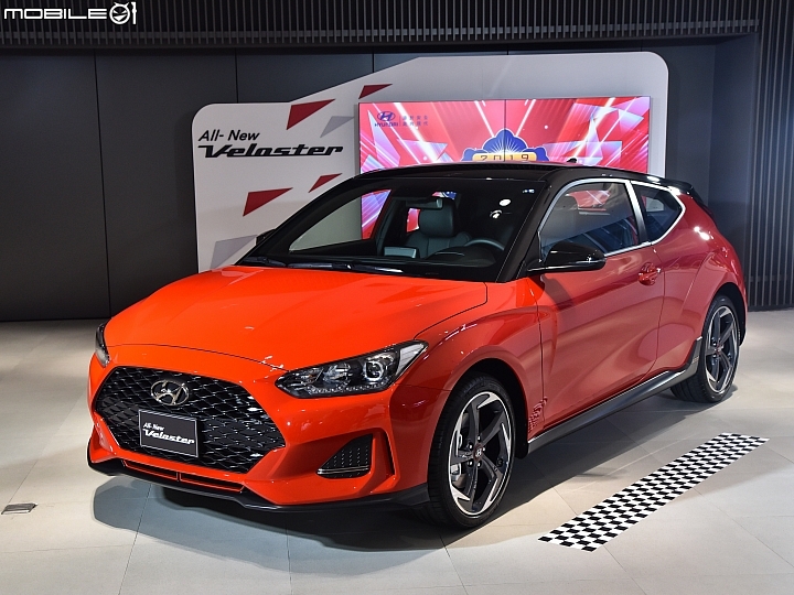 【實拍】Hyundai Elantra Sport極速黑潮版、大改款Veloster、Porter雙廂貨卡現場展車直擊！