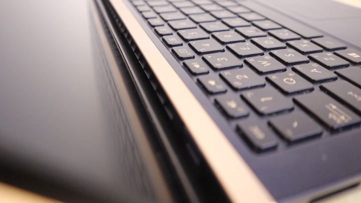 ASUS ZenBook 15 美.力 無邊。世界最小 15 吋筆電,獨顯輕薄極致窄邊框 UX533 (二)