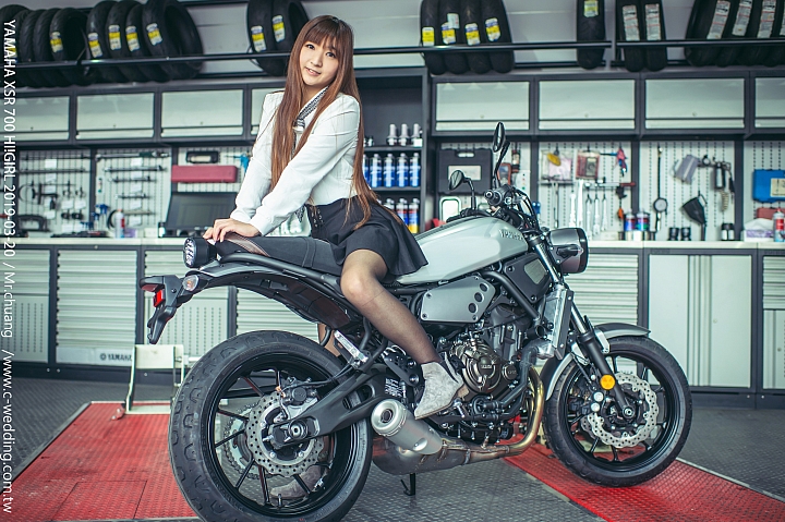 妹子跨上 YAMAHA XSR 700 !!絲襪都外露。近距離賞車