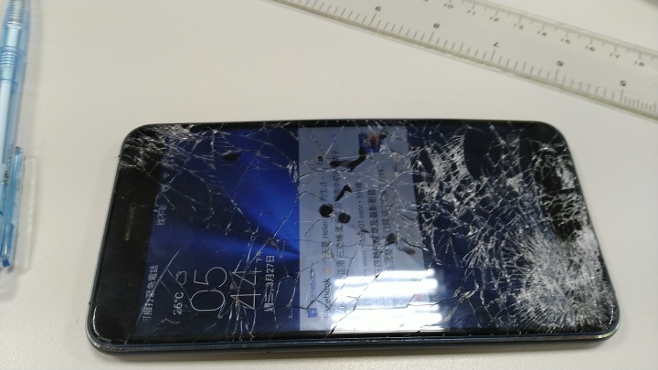 Zenphone3 摔成這樣,果然是堅若盤石