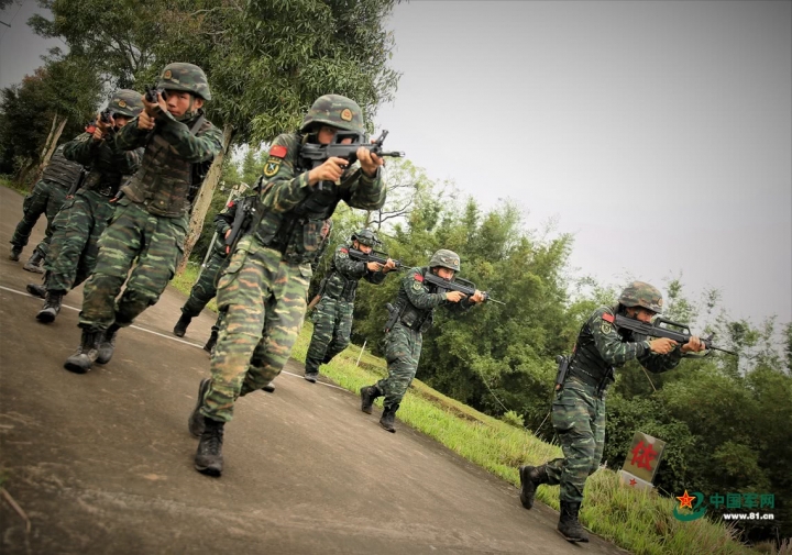 槍都不會拿!台軍宣傳照持槍細節引發島內狂吐槽:我孩子拿水槍也是這樣拿