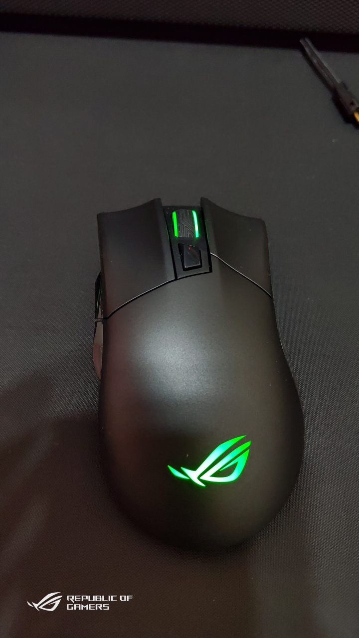 ROG Gladius II Wireless 無線滑鼠(簡單開箱)