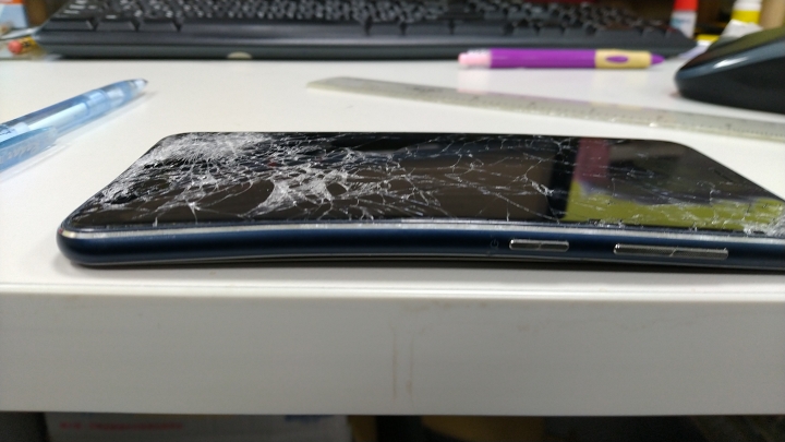 Zenphone3 摔成這樣,果然是堅若盤石