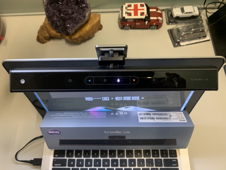 【開箱】BenQ WiT ScreenBar Lite 出差辨公的補燈師