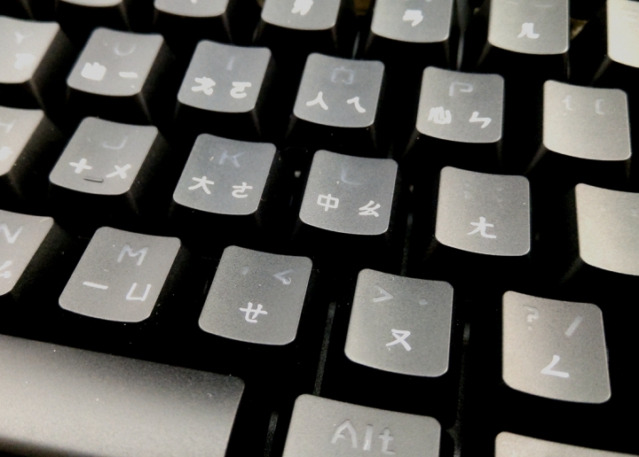 i-Rocks K64E RGB背光鍵盤開箱,搭載類青軸POM導套軸體,入門類機械式鍵盤的好選擇