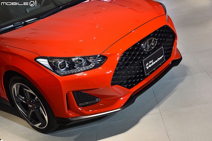 【實拍】Hyundai Elantra Sport極速黑潮版、大改款Veloster、Porter雙廂貨卡現場展車直擊！