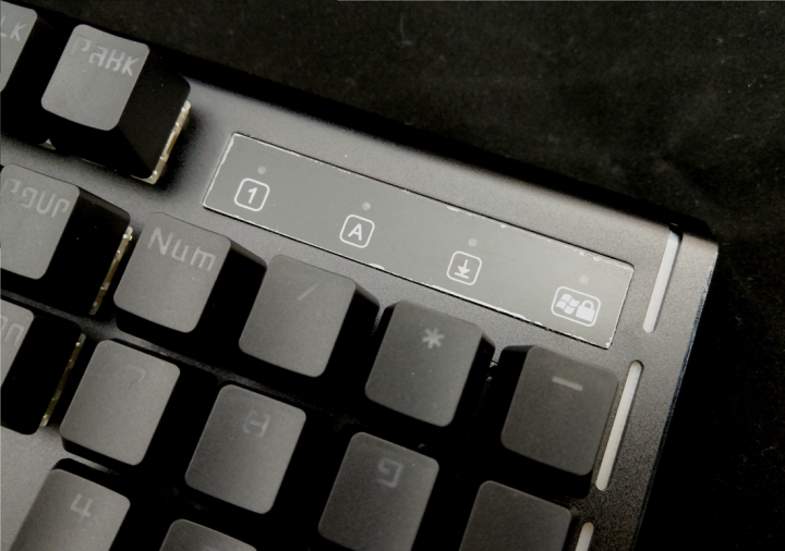 i-Rocks K64E RGB背光鍵盤開箱,搭載類青軸POM導套軸體,入門類機械式鍵盤的好選擇