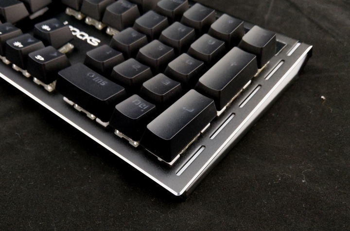 i-Rocks K64E RGB背光鍵盤開箱,搭載類青軸POM導套軸體,入門類機械式鍵盤的好選擇