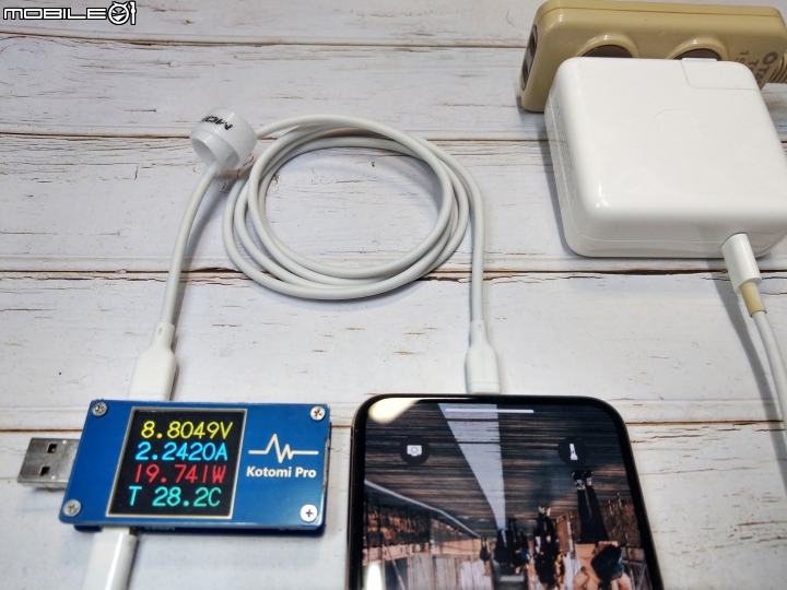 iPhone PD快充線開箱實測 - Momax Type-C to Lightning 充電線