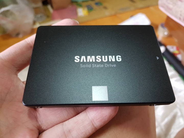 不專業 開箱三星SSD 860 EVO