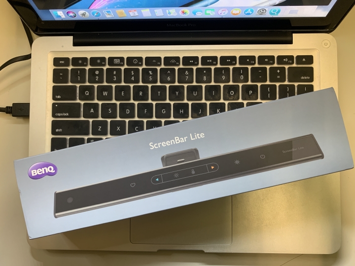 【開箱】BenQ WiT ScreenBar Lite 出差辨公的補燈師