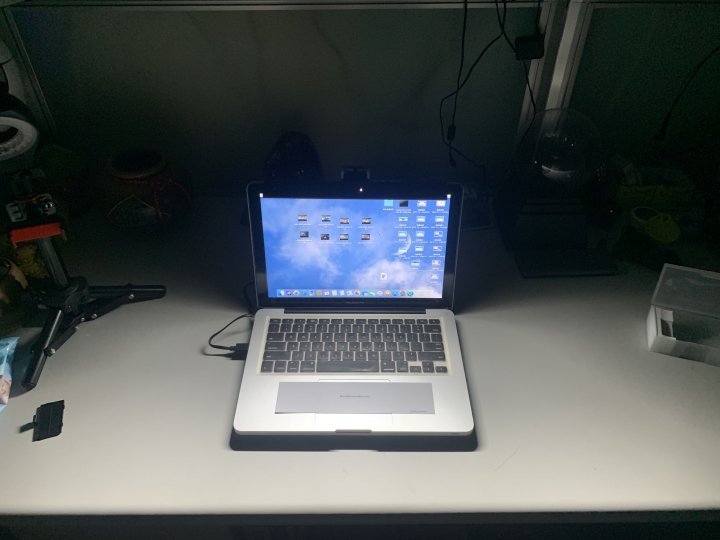 【開箱】BenQ WiT ScreenBar Lite 出差辨公的補燈師