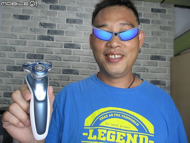(開箱)高階款,荷蘭製造的PHILIPS飛利浦S7000 君爵系列 【S7370 】乾濕兩用三刀頭電鬍刀 。