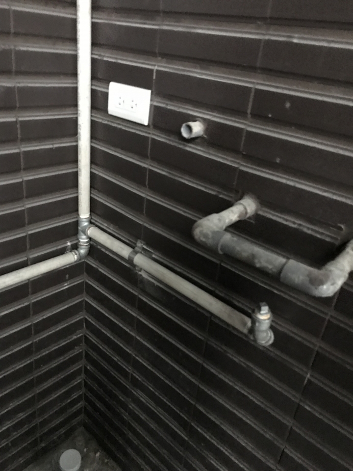 請教關於小小陽台如何防雨潑&熱水器、洗衣機、冷氣室外機配置?