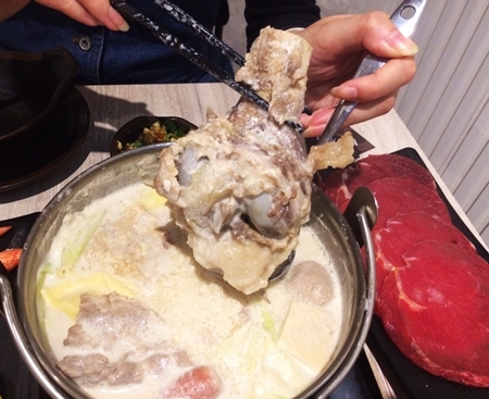 台中南屯平價火鍋這間錵鍋還不錯吃.....