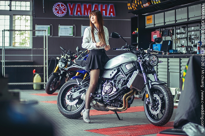 妹子跨上 YAMAHA XSR 700 !!絲襪都外露。近距離賞車