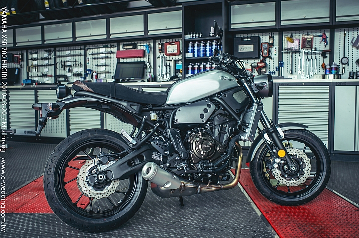 妹子跨上 YAMAHA XSR 700 !!絲襪都外露。近距離賞車