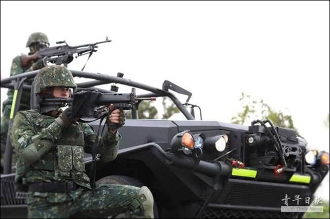 槍都不會拿!台軍宣傳照持槍細節引發島內狂吐槽:我孩子拿水槍也是這樣拿