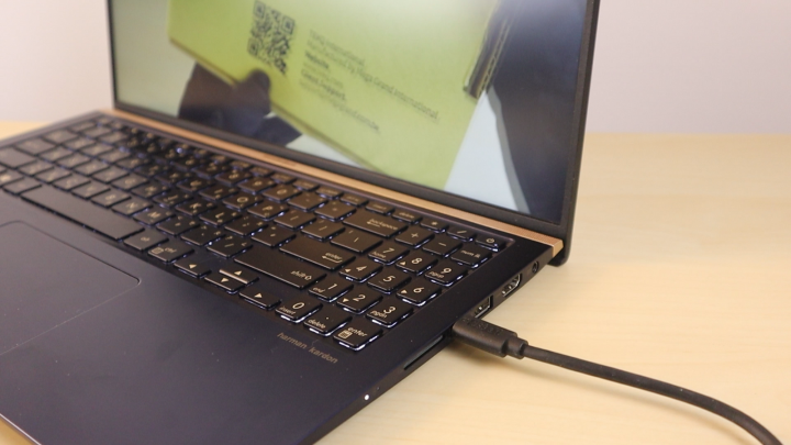 ASUS ZenBook 15 美.力 無邊。世界最小 15 吋筆電,獨顯輕薄極致窄邊框 UX533 (二)