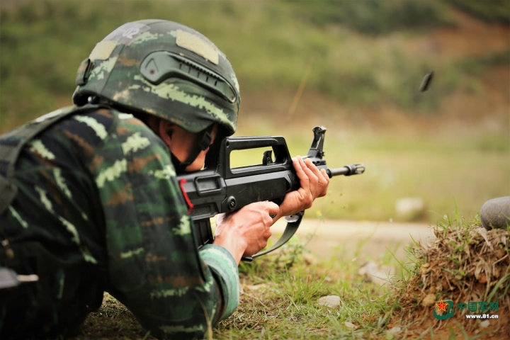 槍都不會拿!台軍宣傳照持槍細節引發島內狂吐槽:我孩子拿水槍也是這樣拿