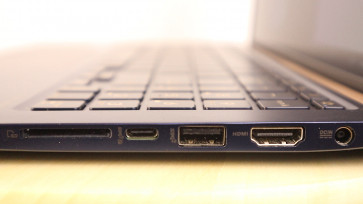 ASUS ZenBook 15 美.力 無邊。世界最小 15 吋筆電,獨顯輕薄極致窄邊框 UX533 (二)