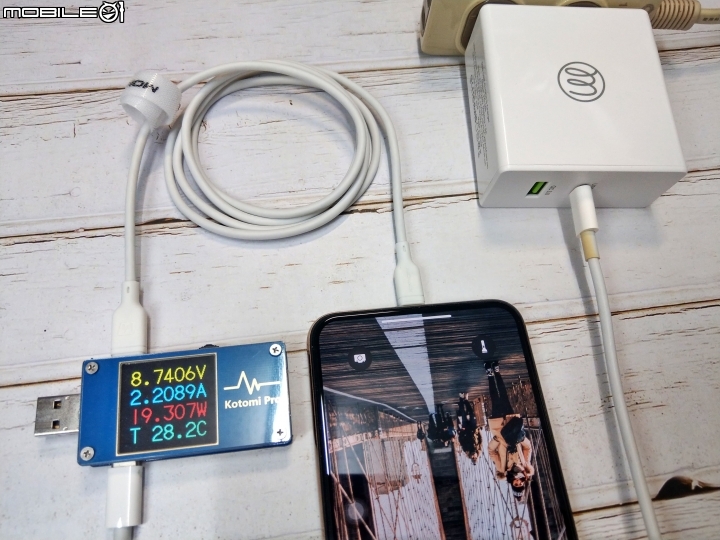 iPhone PD快充線開箱實測 - Momax Type-C to Lightning 充電線