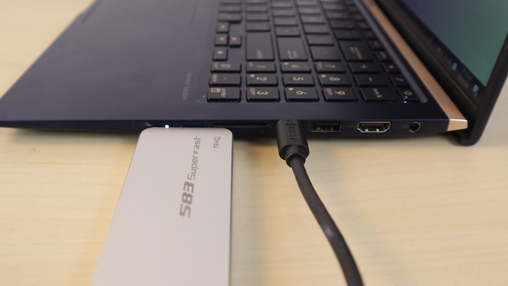 ASUS ZenBook 15 美.力 無邊。世界最小 15 吋筆電,獨顯輕薄極致窄邊框 UX533 (二)