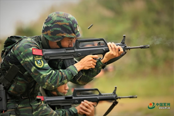 槍都不會拿!台軍宣傳照持槍細節引發島內狂吐槽:我孩子拿水槍也是這樣拿