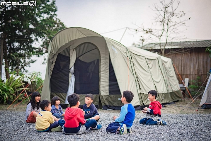 搞定孩子們的露營裝備 。 BENQ GS1 LED露營投影機