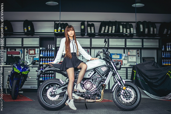 妹子跨上 YAMAHA XSR 700 !!絲襪都外露。近距離賞車