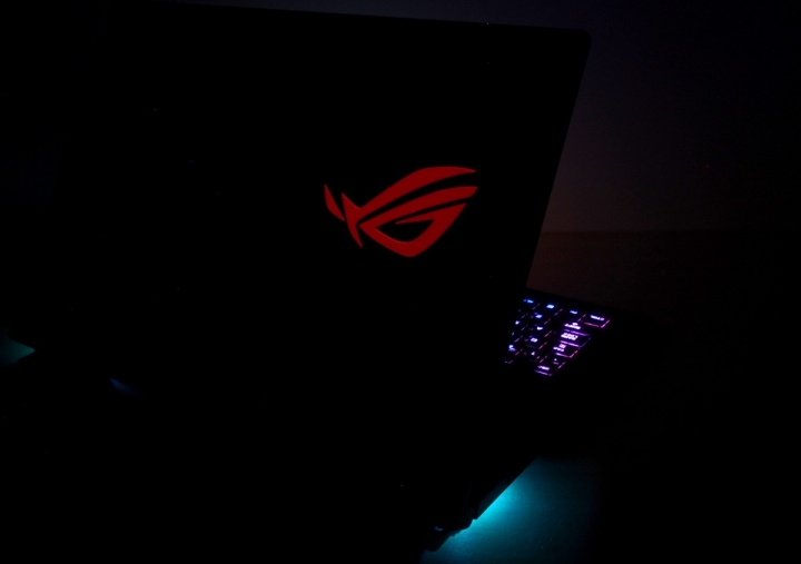 17 吋頂級王者 ASUS ROG 西風之神 Zephyrus S GX701