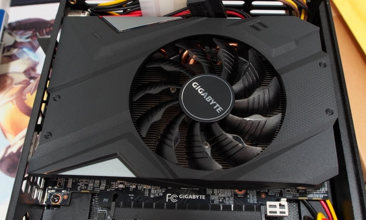 小機殼救星 Gigabyte GeForce RTX 2060 IXOC 6G 簡單開箱