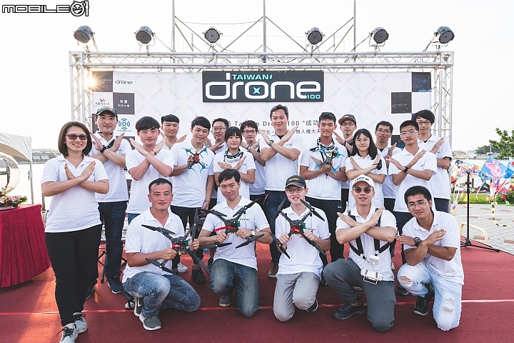 【採訪】Taiwan Drone 100 無人機群飛‧成功征服台南安平！產官學攜手推動無人機產業與教育！