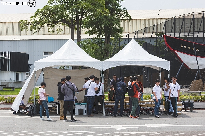 【採訪】Taiwan Drone 100 無人機群飛‧成功征服台南安平！產官學攜手推動無人機產業與教育！