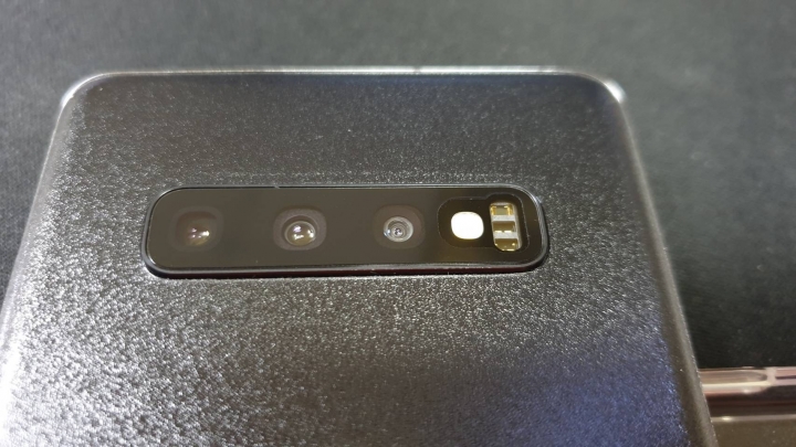 三星 Samsung GALAXY S10+ 絢光黑 全膠滿版玻璃貼 (Momo魔膜包膜館) 分享文
