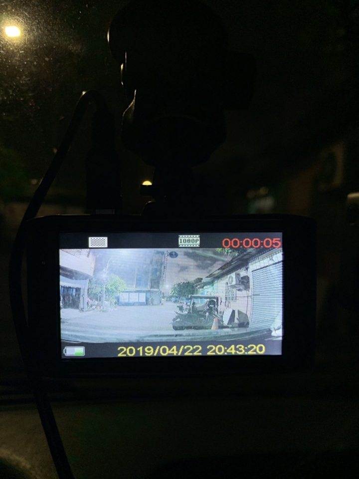 今天收到 一台號稱 FULL HD1080P /30fp DR-9X 汽車行車紀錄器