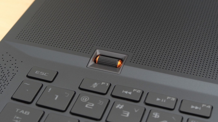 17 吋頂級王者 ASUS ROG 西風之神 Zephyrus S GX701