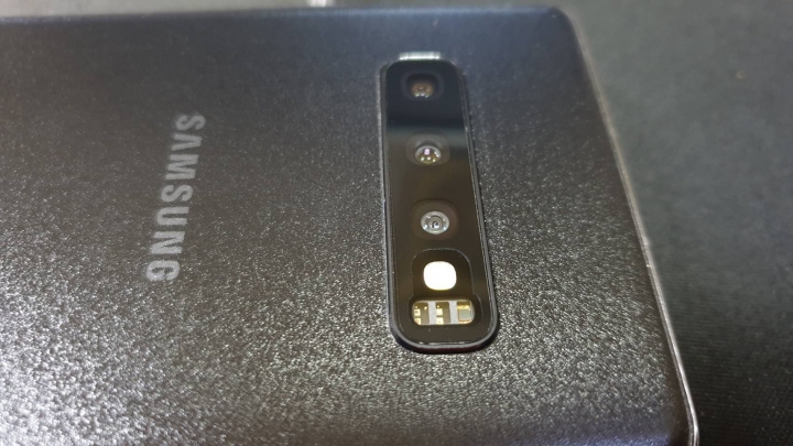 三星 Samsung GALAXY S10+ 絢光黑 全膠滿版玻璃貼 (Momo魔膜包膜館) 分享文