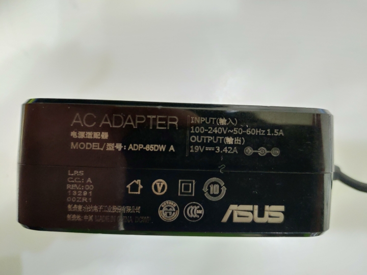 #問 筆電充電器-感覺店員在豪洨