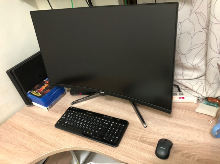 遲來的BenQ EX3203R開箱(附動力賽車方向盤)