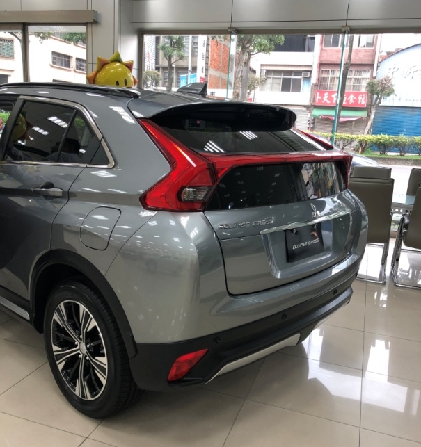 兩大兩小,一台車開10年,買outlander好還是Eclipse cross?